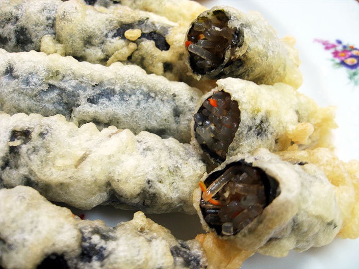 Korean seaweed roll snack with crisp fried texture