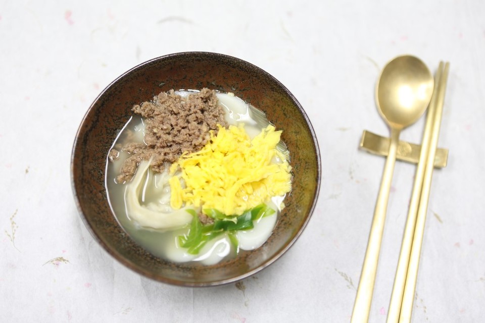 Korean rice cake and dumpling soup ready-meal context